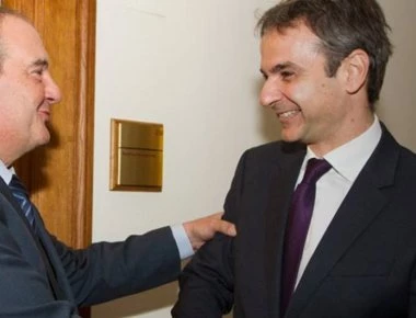 Κ. Μητσοτάκης και Κ. Καραμανλής συναντήθηκαν στη Βουλή